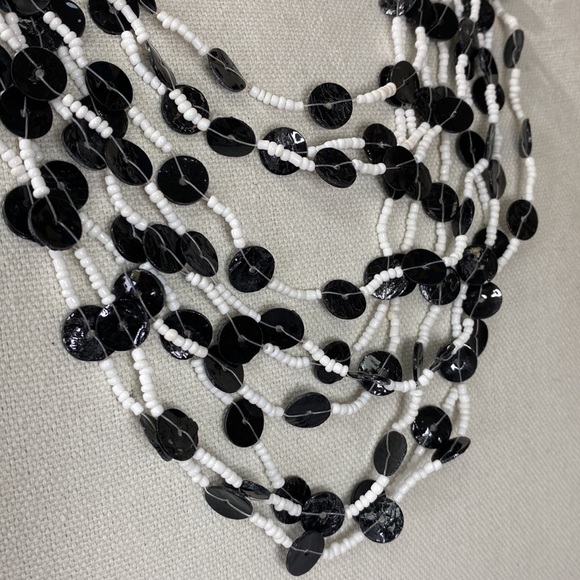 Fun black and white seed beed shell necklace - Picture 4 of 5